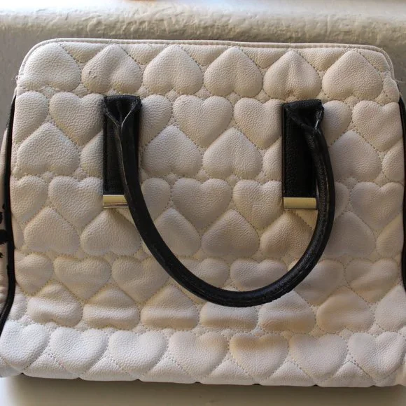 BETSEY JOHNSON BLACK & WHITE HEART PURSE - Picture 6 of 11